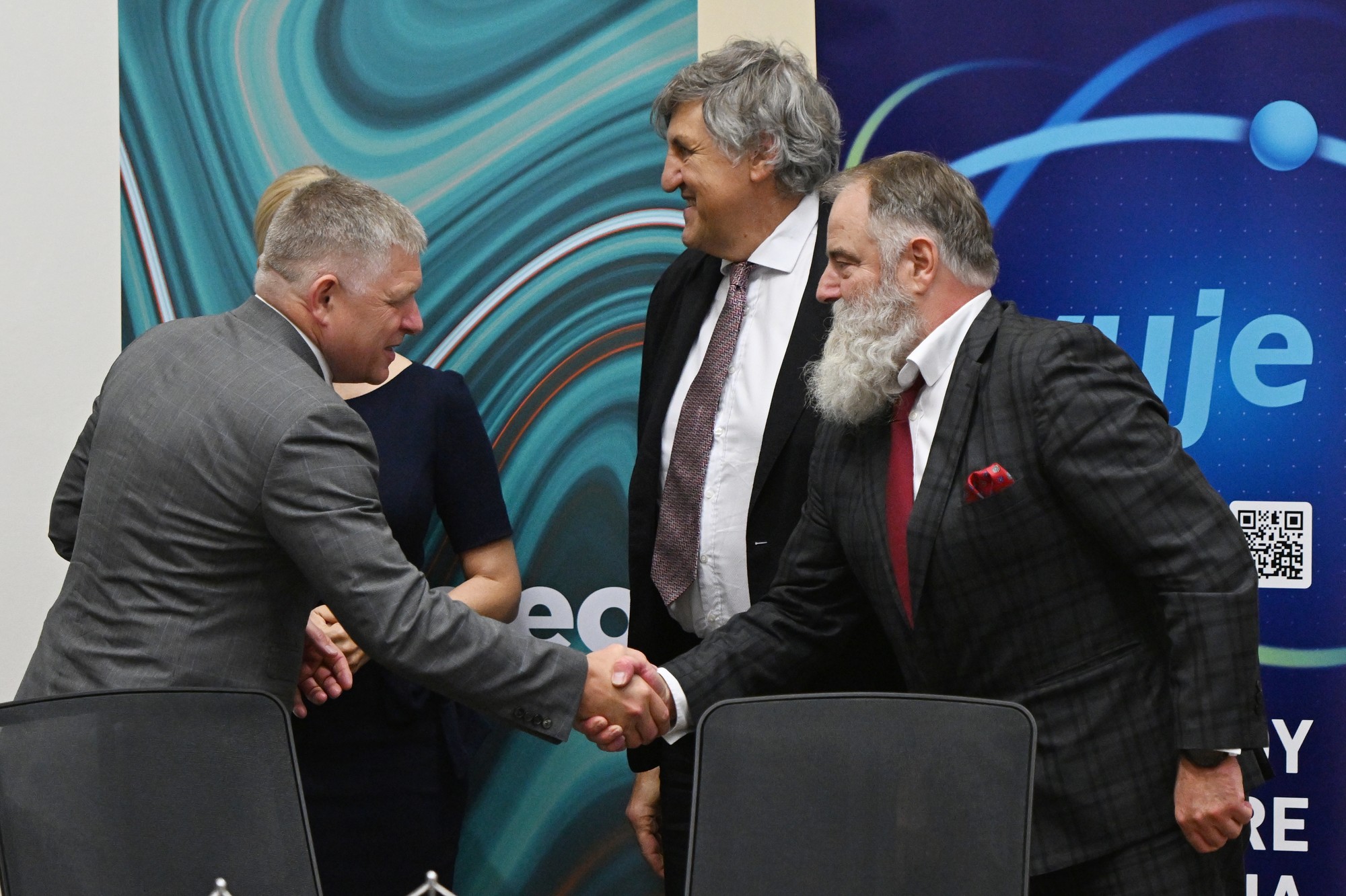 Zľava predseda vlády SR Robert Fico si podáva ruku s predsedom predstavenstva VÚJE Zoltánom Harsányim počas po podpise memoranda. 
