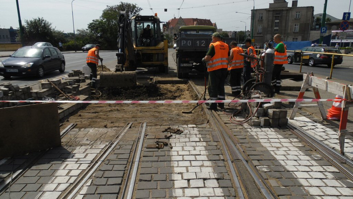 Kolejne utrudnienia komunikacyjne w Poznaniu. W związku z wymianą zwrotnicy tramwaje nie kursują 400-metrowym odcinkiem ulicy Głogowskiej, pomiędzy Dworcem Zachodnim a Mostem Dworcowym. Swoje trasy zmieniły linie nr 5 i 11, a "ósemka" została zawieszona. Z Górczyna przez Głogowską, Dworzec Zachodni i trasę PST do Teatralki dojeżdża teraz tylko tramwaj wahadłowy linii nr 14. Z Łazarza do Kaponiery można dojechać również autobusem zastępczym "za tramwaj" linii T8.