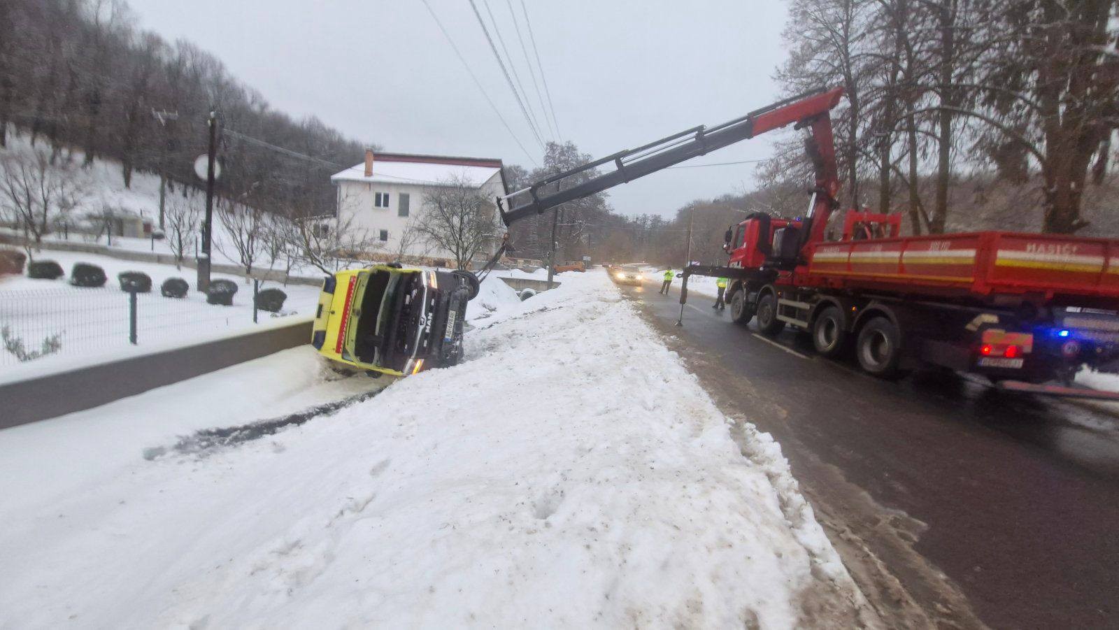 Sanitka sa pri nehode v Cejkove prevrátila na bok.