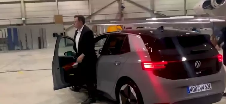 Elon Musk i Herbert Diess na wspólnej przejażdżce Volkswagenem