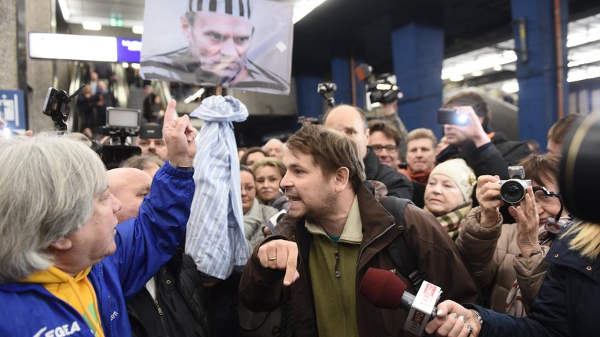 Przepychanki i wyzwiska na Dworcu Centralnym. Tak Polacy przywitali Tuska