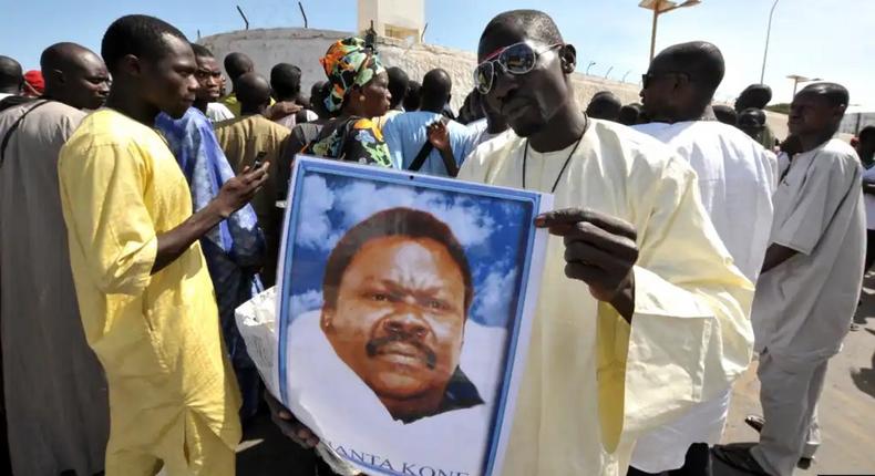 Manifestation de thiantacounes, fidèles de Cheikh Bethio Thioune, qui demandent sa libération aux abords de la prison de Dakar le 19 octobre 2012