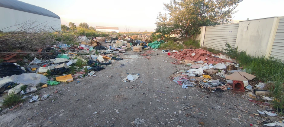 Deponija pored Zrenjaninskog puta u blizini zaštićenog staništa "Veliko Blato"