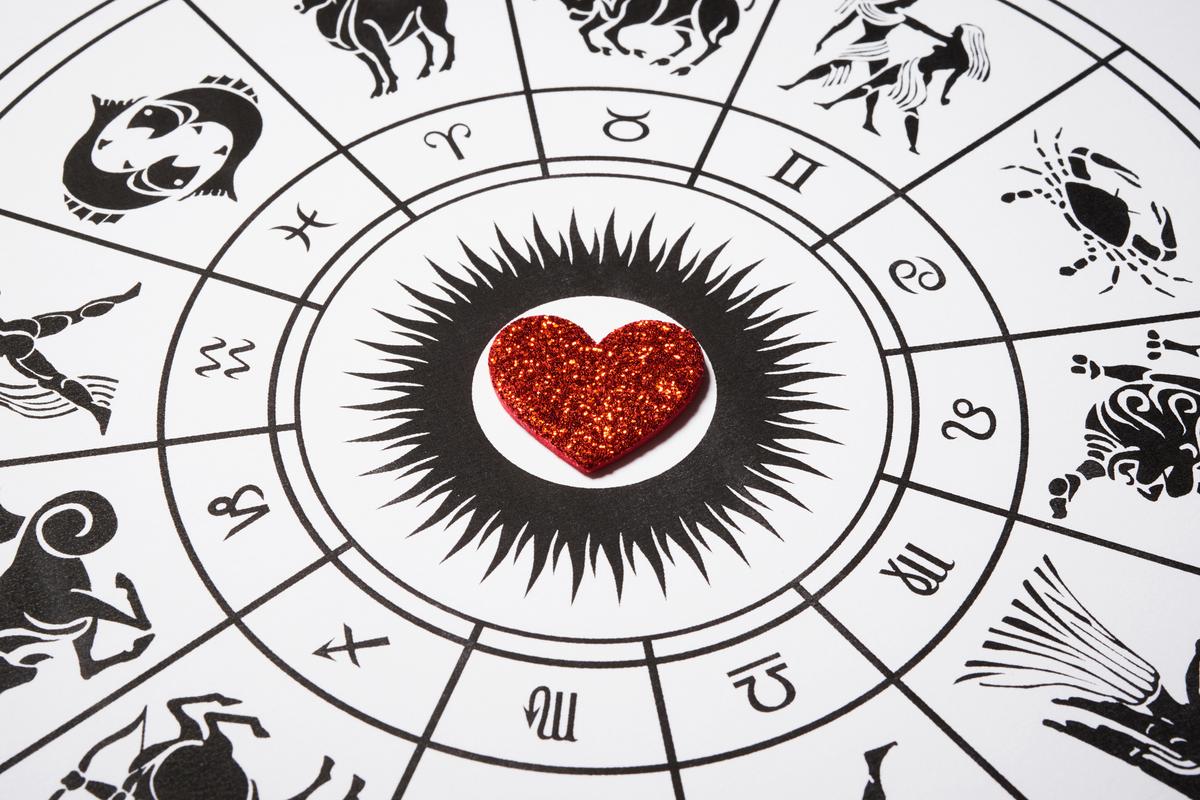 Szerelmi horoszkóp augusztusra a szingli Bikát új szerelem dönti le a lábáról a Rák a