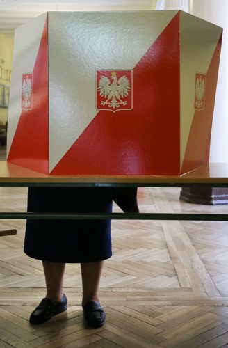 Głosowanie w pierwszej turze wyborów prezydenckich w lokalu wyborczym w Warszawie