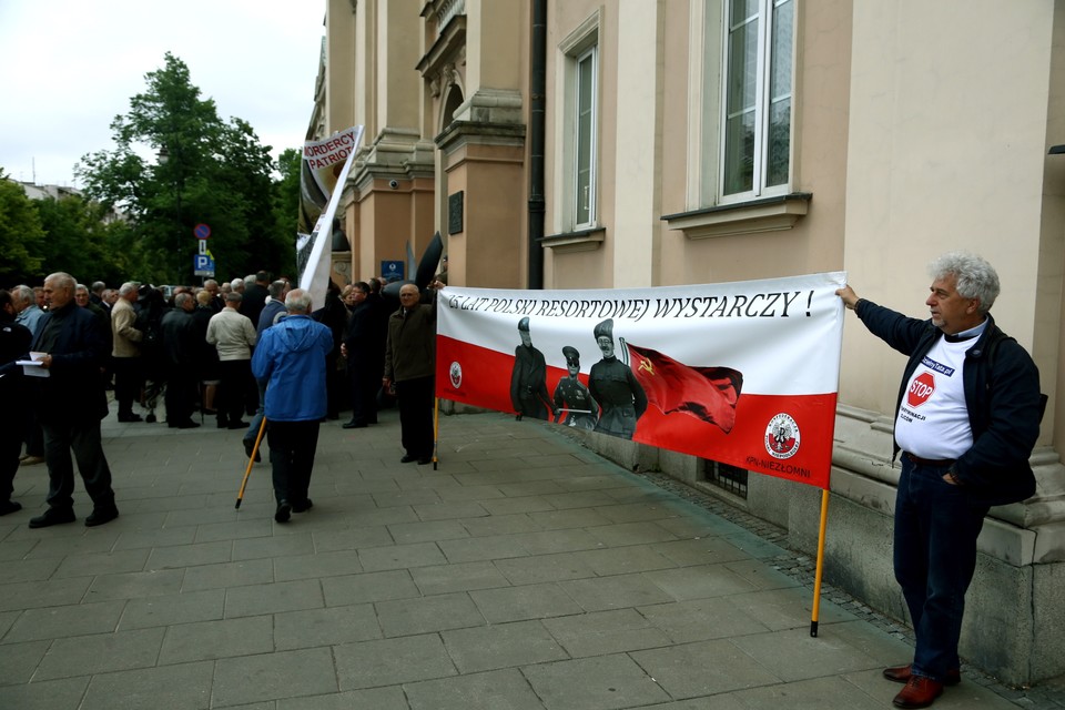 WARSZAWA POGRZEB GENERAŁA JARUZELSKIEGO PROTESTY (protesty podczas pogrzebu gen. Wojciecha Jaruzelskiego)