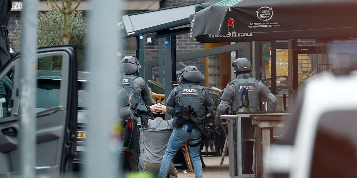 Holandia. Uzbrojony mężczyzna wtargnął do kawiarni i wziął zakładników. Po kilkugodzinnych negocjacjach mężczyzna uwolnił ich i sam oddał się w ręce policji.