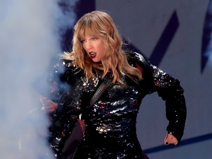 Taylor Swift kirúgta a legjobb barátját, mert szexista poénokat posztolt