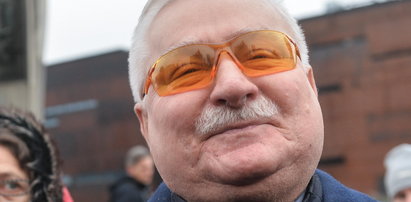 Lech Wałęsa w żółtych okularach