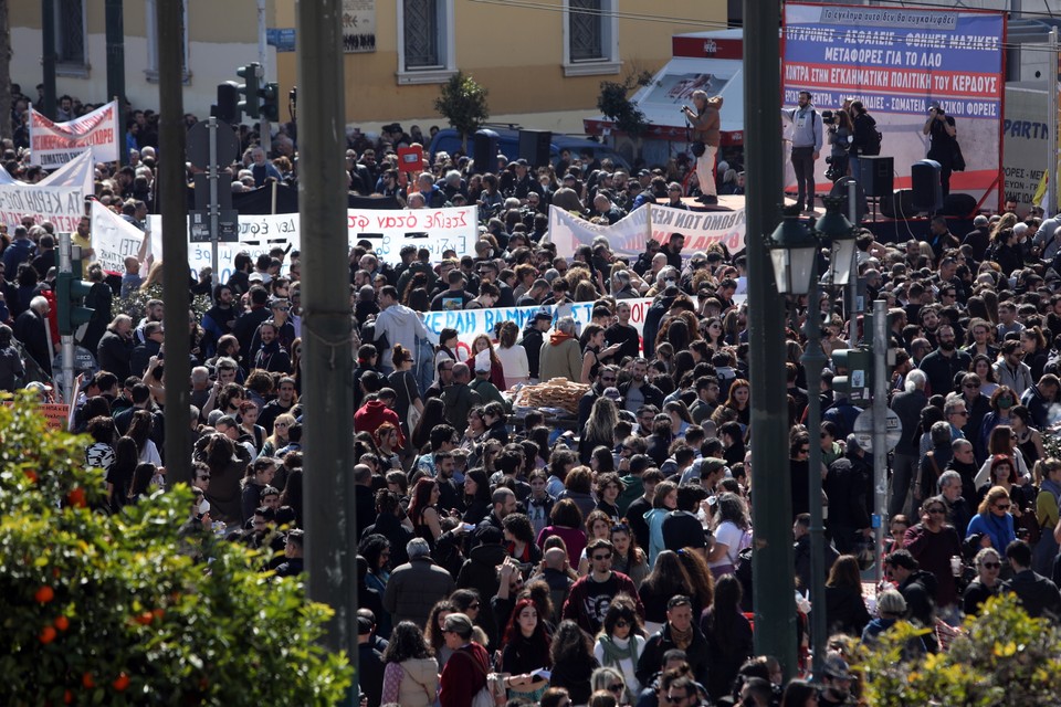 Katastrofa kolejowa i protesty. Dziesiątki tysięcy ludzi na ulicach Aten