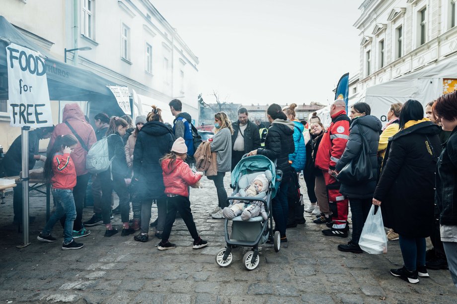 Wydawanie żywności uchodźcom.