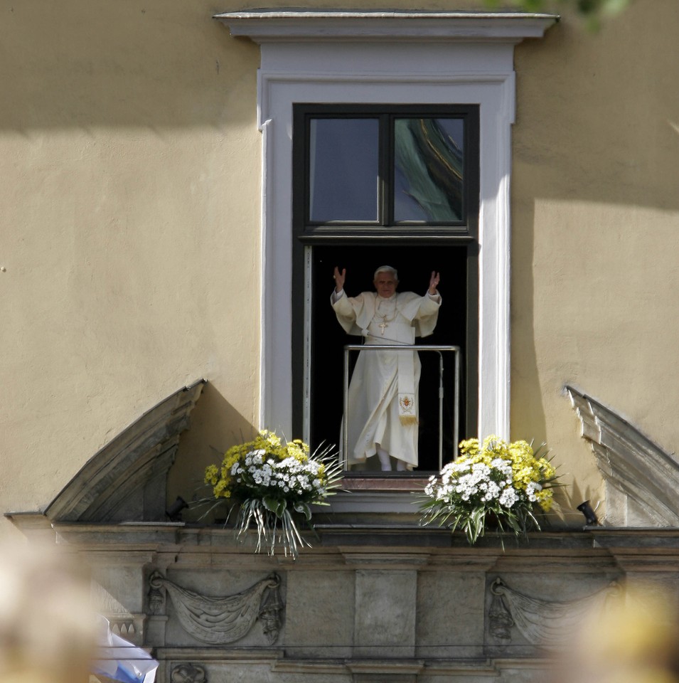 Benedykt XVI w oknie papieskim przy ul. Franciszkańskiej w Krakowie