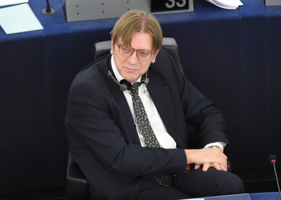 Guy Verhofstadt składa projekt rezolucji, szykuje się "batalia o Polskę"