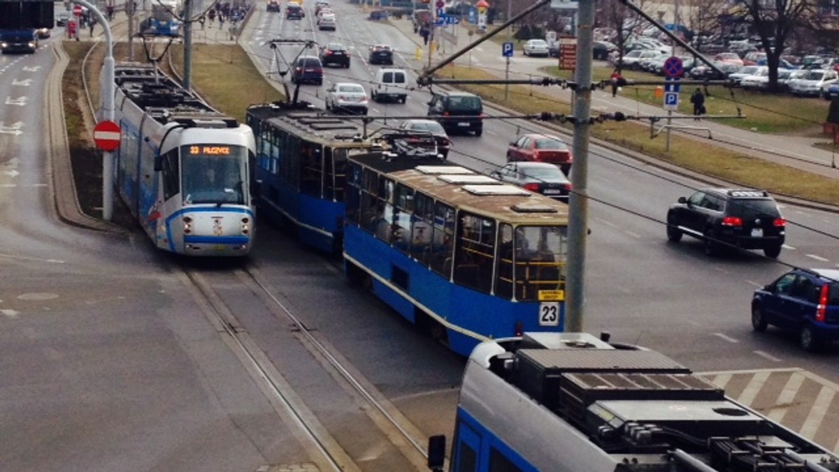 Osoby, które w czasie Wielkiego Tygodnia i Wielkanocy będą poruszać się po mieście tramwajami i autobusami powinny przed wyjściem z domu sprawdzić aktualny rozkład jazdy. Ze względu na święta od czwartku kilka linii zostanie zawieszonych, a niektóre będą jeździć rzadziej niż dotychczas.