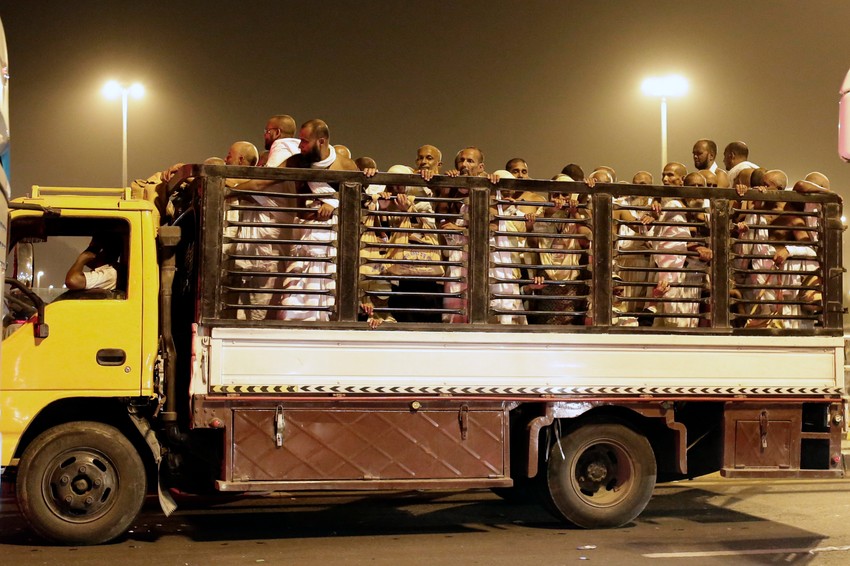 Hodočasnici pristižu u Minu da provedu noć i sakupe 49 kamenčića kojima će kamenovati đavola