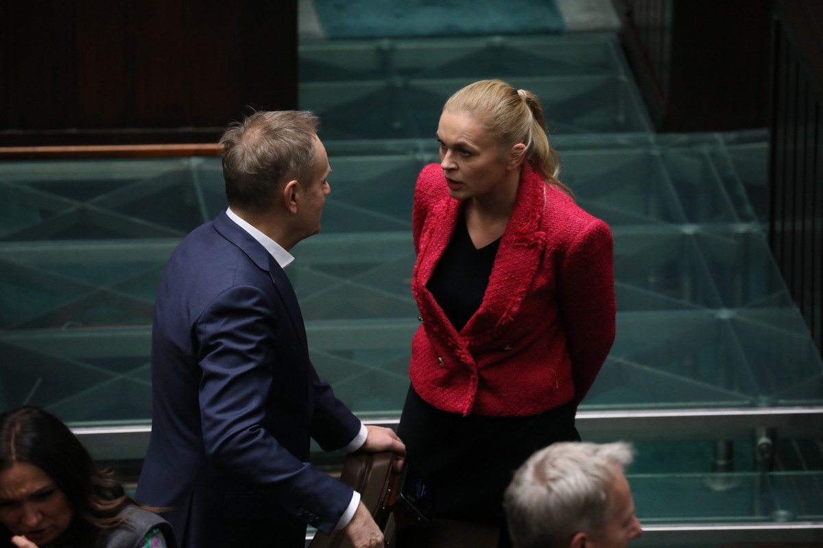 Ministra edukacji Barbara Nowacka i premier Donald Tusk. Sprawa powiązania pensji nauczycieli ze średnim wynagrodzeniem dalej tkwi w zamrażarce sejmowej.