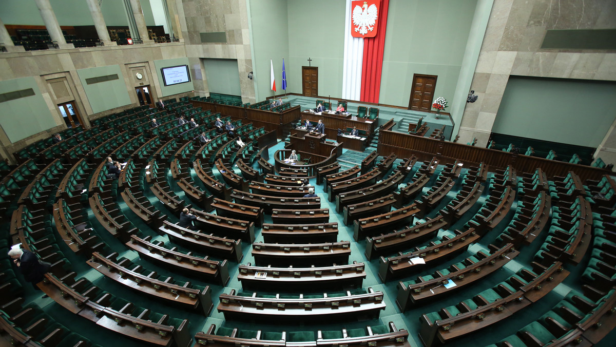 Sejm, który po godz. 9 wznowił obrady, zajmie się m.in. projektem SLD ws. reprywatyzacji pracowniczych mieszkań zakładowych. Posłowie mają ponadto przyjąć uchwałę ws. uczczenia 80. rocznicy urodzin Jacka Kuronia, a także powołać nowego członka Trybunału Stanu.
