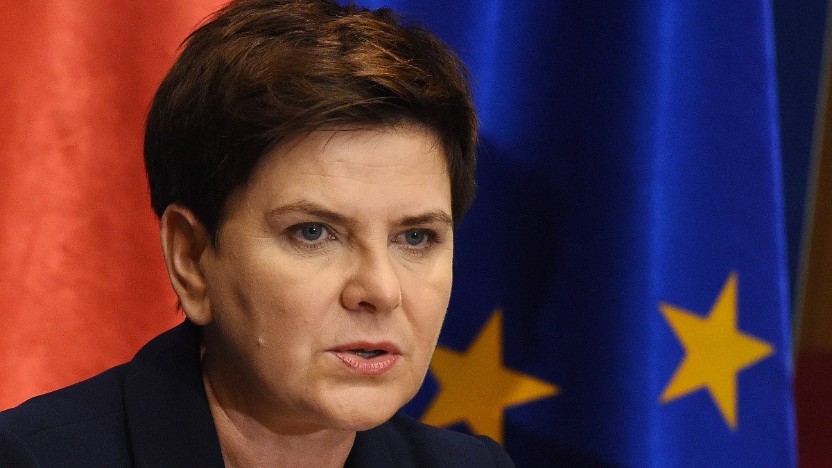 Przywracanie wieku emerytalnego 65 lat dla mężczyzn i 60 lat dla kobiet to sprawiedliwość emerytalna - powiedziała premier Beata Szydło, komentując akceptację przez rządowy komitet stały prezydenckiego projektu obniżenia wieku emerytalnego.