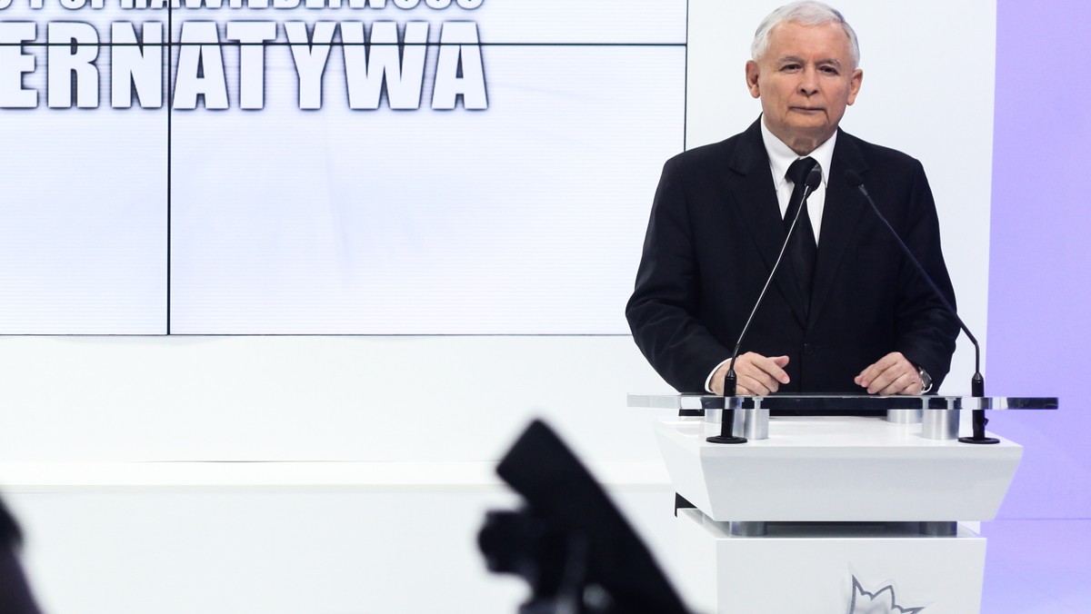 Jarosław Kaczyński, który odwiedził dzisiaj Białystok i spotkał się z wyborcami, tłumaczył m.in. decyzję o propozycji powołania pozaparlamentarnego rządu. Prezes PiS był w wyraźnej formie - żartował, opowiadał anegdoty, a nawet mówił o... miłości.