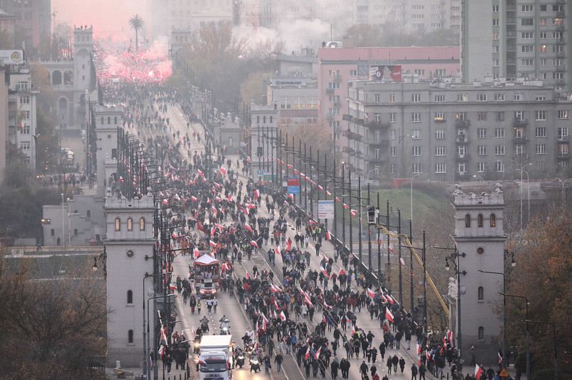 Pod hasłem "Miej w opiece Naród cały!" ulicami Warszawy przeszły w poniedziałek dziesiątki tysięcy uczestników 10. Marszu Niepodległości. Manifestacja przebiegła spokojnie; nie odnotowano poważnych incydentów.