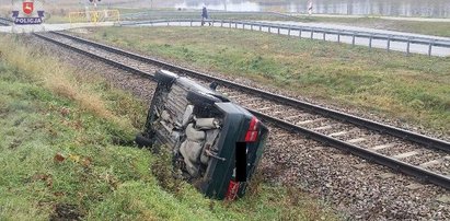 Jechał kompletnie pijany. Auto spadło na tory