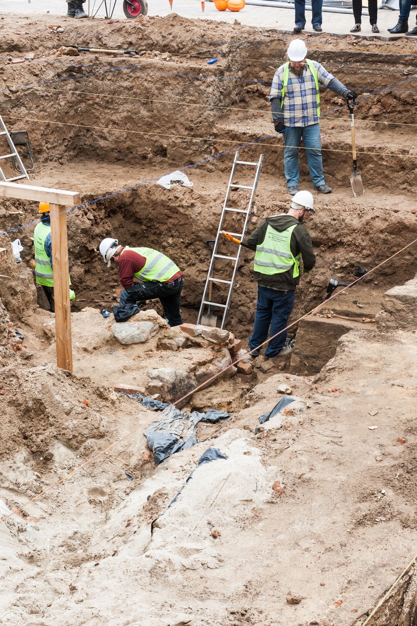 Wznawiaja badania archeologiczne na placu Kolegiackim