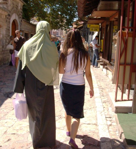 Według szacunków MFW, PKB na osobę (PPP) wyniósł w 2012 roku 8 200 dolarów i był niższy niż we wszystkich innych państwach byłej Jugosławii. Kraj boryka się także z problemem bezrobocia, które kształtowało się w 2012 roku na poziomie 28 proc. Przed wybuchem kryzysu gospodarczego kraj mógł pochwalić się wysokim wzrostem gospodarczym (w 2007 roku wyniósł ponad 6 proc.), jednak od 2009 roku gospodarka znajduje się w recesji lub stagnacji. Zdaniem ekspertów MFW w ubiegłym roku PKB Bośni i Hercegowiny skurczył się o 0,7 proc.