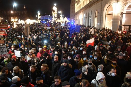 Warszawa. Manifestacja przeciwko lex TVN