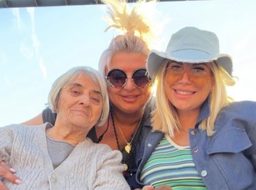 "IŠČEKUJUĆI NAŠU IRIS": Voditeljka u šestom mesecu uživa sa mamom i bakom, posetile svetinju, pa se oglasila (FOTO)