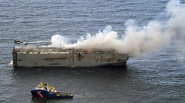 Füstöl a Fremantle Highway panamai teherhajó fedélzete az Északi-tengeren, a hollandiai Ameland szigete közelében 2023. július 26-án/Fotó: MTI/AP/Holland parti őrség