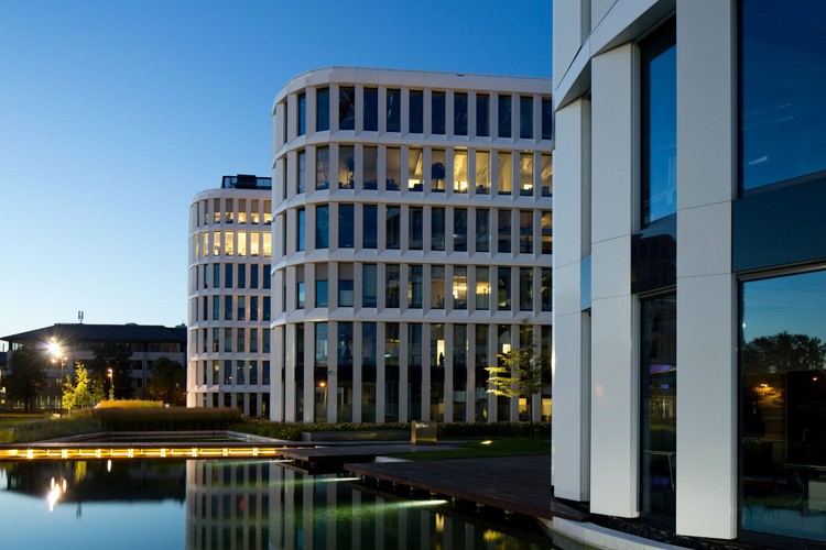 Tereny zielone, wraz z ogrodem i zielonymi dachami, zajmują niemal 60 proc. przestrzeni, na której znajdują się biurowce. Podziemny parking umożliwił rozbudowanie zielonej strefy wypoczynku. Wnętrze budynków jest zróżnicowane pod względem funkcjonalności oraz adaptacji przestrzeni. Miejsce pracy ma służyć komunikacji, stymulować kreatywność i mobilność pracowników, dlatego też kompleks Business Garden został podzielony na strefy pracy indywidualnej, strefy spotkań oraz strefy regeneracji (strefa chill out) i integracji (np. kuchnia).