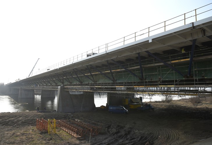 Ponadto po północnej stronie mostu powstanie ścieżka rowerowa, natomiast po przeciwnej (południowej) chodnik dla pieszych. <br><br> Fot. (zuz) PAP/Radek Pietruszka