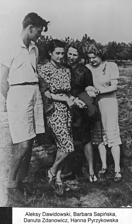 Danuta Zdanowicz w gronie przyjaciół w Olesinku koło Góry Kalwarii. Od lewej: Alek Dawidowski, Basia Sapińska, Danka Zdanowicz i Hanka Pyżykowska, rok 1942. Prawa do zdjęcia mają autorki książki; ich powielanie bez ich zgody jest zakazane