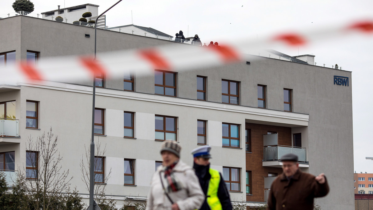 Mężczyzna ujęty wczoraj przez policję w mieszkaniu przy ul. Inflanckiej w Poznaniu usłyszał dzisiaj zarzuty m.in. produkcji oraz posiadania narkotyków, a także zgwałcenia i znęcania się psychicznego i fizycznego.