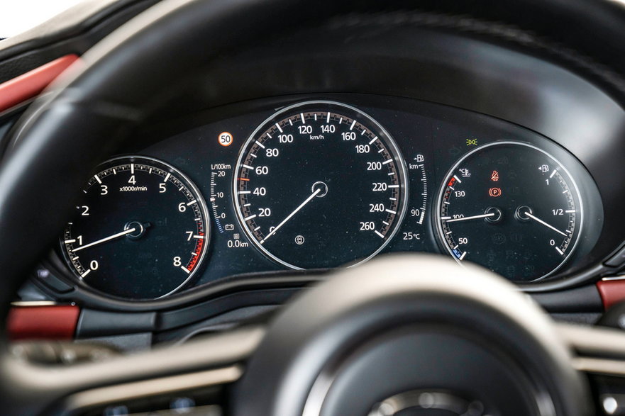 Mazda 3 i jej wzorcowe zegary: czytelne wskazania, odpowiednio duże cyfry i żadnych zagadek.