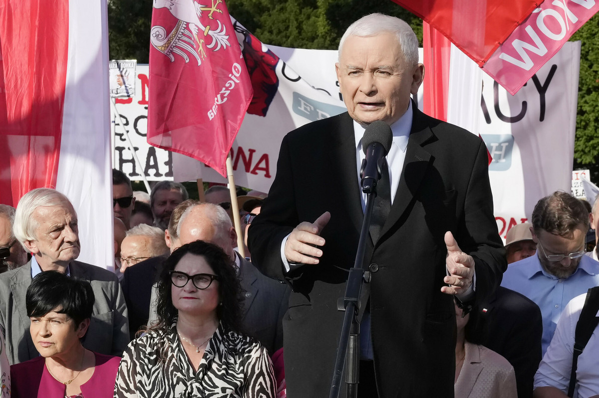 Pozycja Jarosława Kaczyńskiego słabnie, ale wyborcy PiS jeszcze tego nie widzą