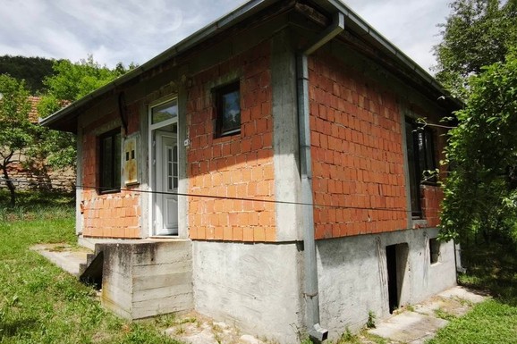 Jelena prodaje kuću sa okućnicom za 24.000 evra! Nalazi se na sat vremena od Beograda: Izvorska reka teče tik uz imanje (FOTO)