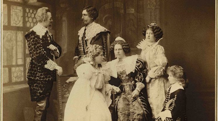 Izabella főhercegnő és gyermekei műkedvelő színielőadás szereplőiként - dr. Josef Székely bécsi fotográfus felvétele, Pozsony, 1895 körül / Forrás: MNM Történeti Fényképtár