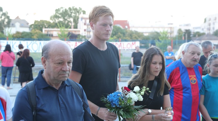 Bogdán Ádám  is gyertyát gyújtott a szerdán elhunyt Vikukel Krisztián emlékére / Fotó: Varga Imre