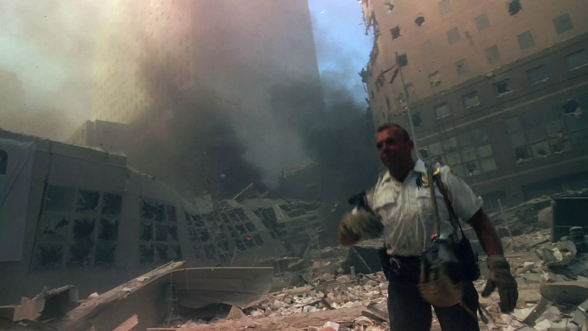"Odłamki, kawałki ciał, samolot, budynek… wszystko wali nam się na głowy". Relacje z zamachu na WTC