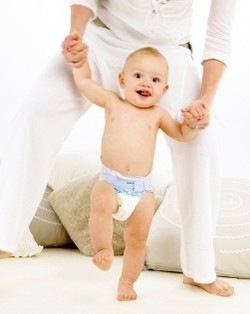 Wzorowy rodzic uczy dziecko chodzić