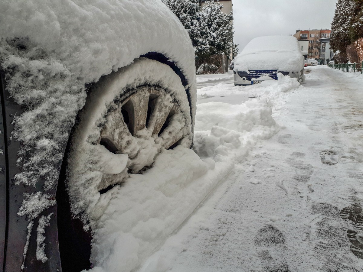 Zima w Polsce. IMGW ostrzega przed śniegiem, wiatrem i oblodzeniami