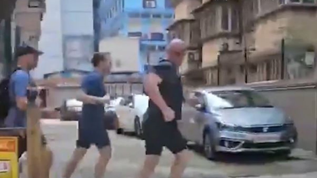 Makron džogira u Indiji u pratnji obezbeđenja