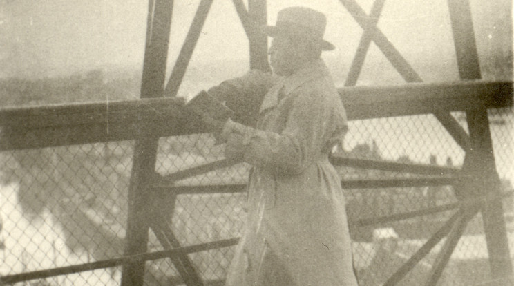 A korabeli, felesége által készített  képen Radó a rotterdami kikötőben figyeli a német hajók kirakodását