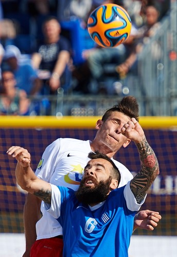 Do górnej pilki skaczą gracz reprezentacji Polski Witold Ziober (z tyłu) i Grek Konstantinos Papastathopulos (front) w meczu turnieju Europejskiej Ligi Beach Soccera w Sopocie