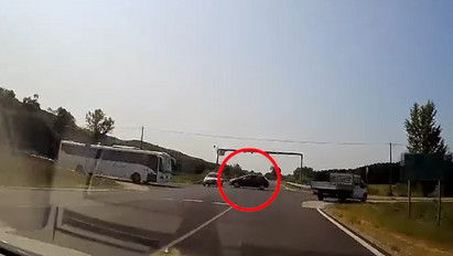 A stoptábla helyett a telefonját nézte, durva balesetet okozott a Somogy megyei sofőr – videó