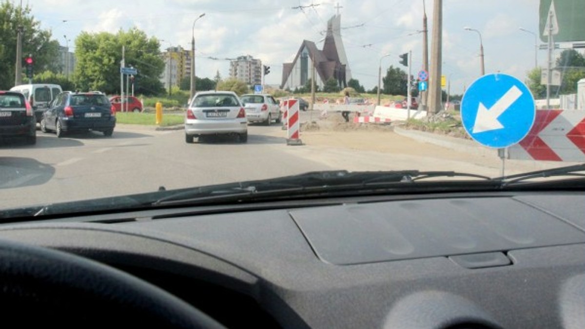 "MMLublin": To kolejny etap przebudowy ul. Filaretów między Zana a Głęboką. Teraz z ruchu wyłączone są prawe pasy obu jezdni. W poniedziałek utrudnienia będą jeszcze większe.