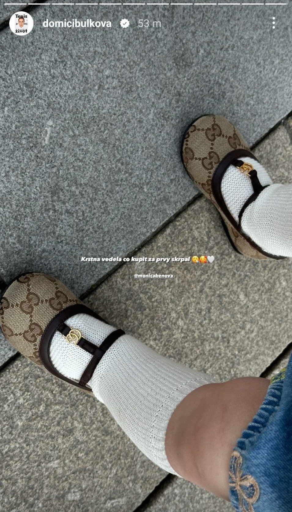 Dominika Cibulková ukázala topánky dcérky Ninky, ktoré jej kúpila jej krstná Monika Beňová.