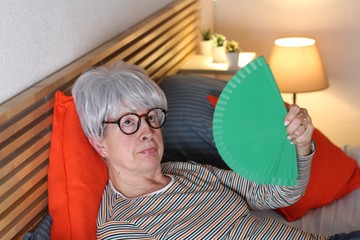 Az éjszakai izzadás a menopauza egyik gyakori tünete lehet, és a menopauza idején fellépő hormonális változásokhoz kapcsolódik. A menopauza a nők életében bekövetkező időszak, amikor a menstruációs ciklus leáll, és a petefészkek funkcionális működése csökken. A menopauza általában az 50-es évek körül következik be, de a tünetek már néhány évvel korábban, az úgynevezett perimenopauza során megjelenhetnek.