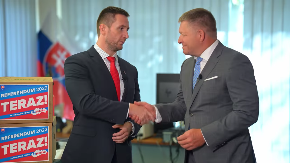 Milan Uhrík (vľavo) a Robert Fico.